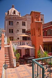 Elle offre une vue sur un bâtiment doté d'une terrasse. dans l'établissement La Casona Hotel Boutique, à La Paz