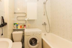 モスクワにあるАпартаменты Кастанаевская 7のバスルーム(トイレ、洗面台、洗濯機付)