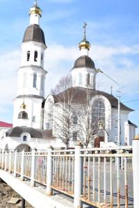 アルハンゲリスクにあるApartamenty na Loginova 4の二重塔の後ろ白教会