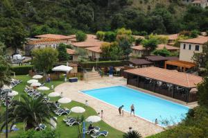 Bazén v ubytování Arcomagno Beach Resort nebo v jeho okolí
