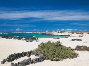 コティージョにあるOliastur Cotillo Apartamentの砂浜と海の上の人々の集まりを持つ海岸