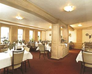 萊內斯塔特的住宿－格斯特雷希旅館，餐厅配有桌椅和白色桌布