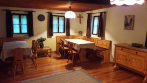 a living room with a table and chairs and windows at Appartements Grafhube in Verditz