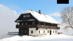 a building with snow on top of it at Appartements Grafhube in Verditz