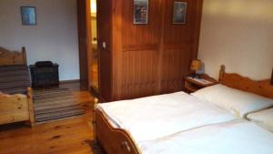 two twin beds in a room with wooden floors at Appartements Grafhube in Verditz
