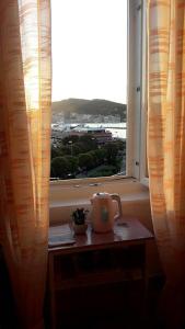 un hervidor de agua sentado en una mesa frente a una ventana en Rooms Duran, en Split