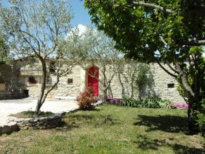 Zahrada ubytování Gîtes la FENIERE, 105 m2, 3 ch, charme, calme et nature, piscine chauffée, sud Ardèche