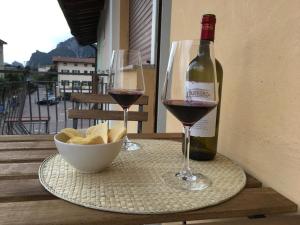 zwei Gläser Rotwein und eine Schüssel Cracker in der Unterkunft Creative Apartment in Dro