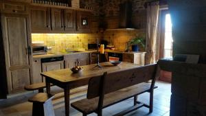 CantallopsにあるCan Santaloのキッチン(木製のテーブル、椅子付)