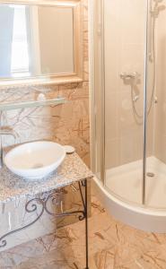 Ванная комната в Villa Italiana pokoje z prywatnymi łazienkami & Odnowa Biologiczna +49 фотографий