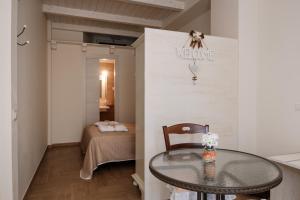 マテーラにあるNei pressi dei Sassiのテーブルとベッド付きの小さな部屋