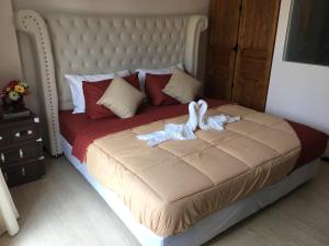 een bed met twee witte handdoeken erop bij Venetian Signature PoolAccess Resort Jomtian Pattaya in Jomtien Beach