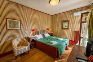 Giường trong phòng chung tại Rocabella Hellinikon Country Hotel