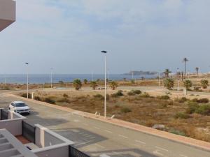 un coche conduciendo por una carretera junto a la playa en Villa Vistamar, en Puerto de Mazarrón