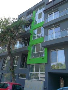 プロブディフにあるStudio 11 Plovdivの木の目の前の緑の建物