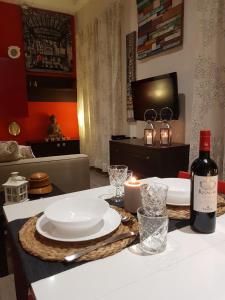 パレルモにあるFirriato di Villafrancaのテーブル(皿付)、ワイン1本、キャンドル1本