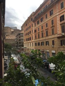 Blick auf eine Straße mit Autos und Gebäuden in der Unterkunft Candia Rooms in Rom