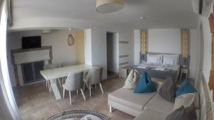 een kamer met een bed, een tafel en een bank bij Villa White Lagoon in Topola