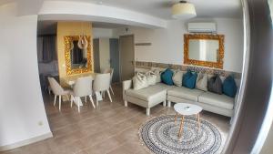 een woonkamer met een bank en een tafel bij Villa White Lagoon in Topola