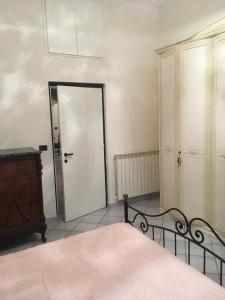 a bedroom with a bed and a closet and a door at WHOLE HOLIDAY HOME APARTMENT SPLENDID CIVITAVECCHIA da Pamino & Priscilla in Civitavecchia