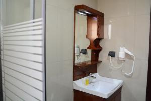 A bathroom at Aljamal Hotel