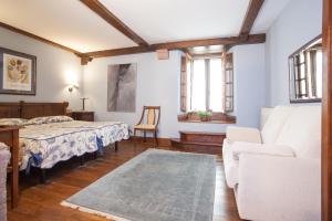 A bed or beds in a room at Casa de Campoo