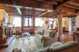 A seating area at Casa de Campoo