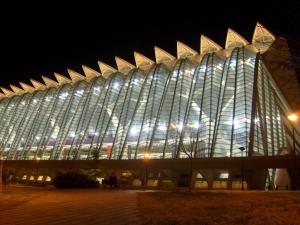 un gran edificio iluminado por la noche en Calatrava, en Valencia