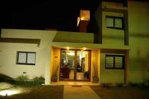 ein Haus in der Nacht mit offener Haustür in der Unterkunft Hotel Urbana in Cordoba