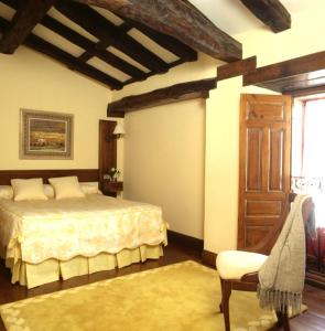 A bed or beds in a room at Casa de Campoo
