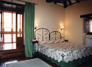 A bed or beds in a room at Casa de Campoo