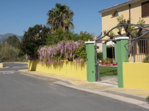 ジラソーレにあるVilla Hermosaの通りの脇の黄緑の柵