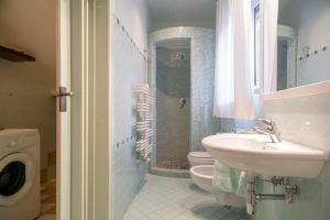 ein Badezimmer mit Waschbecken und Toilette in der Unterkunft Villa Parenti in Lucca