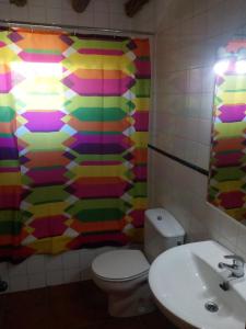 łazienka z toaletą i umywalką w obiekcie El Egio w mieście Cervera de Buitrago