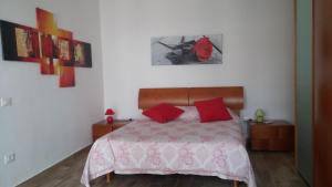 メストレにあるCasa Cavalieriのベッドルーム1室(赤い枕2つ付きのベッド1台付)