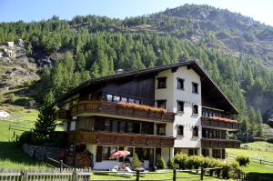 a large building with a mountain in the background at Apartment Sunshine in Saas-Grund