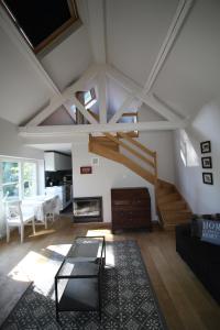 布鲁塞尔特林登屋住宿加早餐旅馆的带楼梯和桌子的客厅