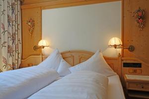 a bedroom with two beds with white pillows at Alkira in Sankt Anton am Arlberg