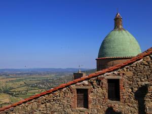 un edificio con una cupola verde sopra di esso di Hotel Italia Cortona a Cortona