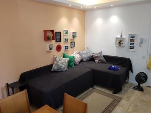 uma sala de estar com uma cama e um sofá em Temporada Rio Studio Lily 1 - Perto do Cristo e Copacabana no Rio de Janeiro
