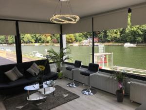 - un salon avec vue sur la rivière dans l'établissement Entre Roche & Meuse, à Hastière-par-delà