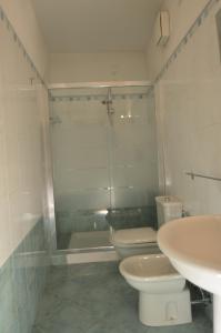 ボローニャにあるBelliNcentroのバスルーム(トイレ2つ、シンク、シャワー付)