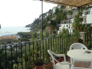 ヴィエトリにあるCasa Marinaの海の景色を望むバルコニー(テーブル、椅子付)