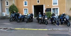 eine Gruppe von Motorrädern, die vor einem Gebäude geparkt sind in der Unterkunft Logîte Touristique Les 3 Loups in Châtenois