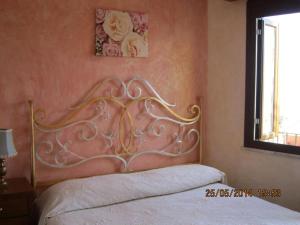 een bed met een metalen hoofdeinde in een slaapkamer bij Taormina castle and sea view in Taormina