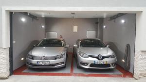 un garaje con dos coches aparcados en él en Apartments Aida, en Mostar