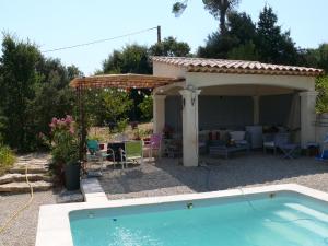Bazén v ubytování Les Karakis, piscine au sel, jardin 5000m2 nebo v jeho okolí
