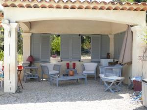 Patio nebo venkovní prostory v ubytování Les Karakis, piscine au sel, jardin 5000m2