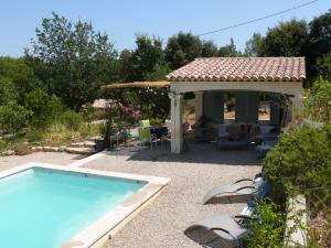Bazén v ubytování Les Karakis, piscine au sel, jardin 5000m2 nebo v jeho okolí