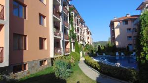 プリモルスコにあるApartments in complex Gardeniaの中庭にスイミングプールがあるアパートメントです。